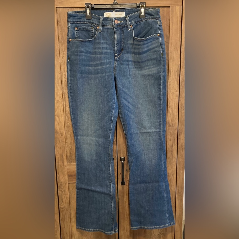 Signature by Levi Strauss Gold Totally Shaping Bootcut Jean Size 10M W/30 L32